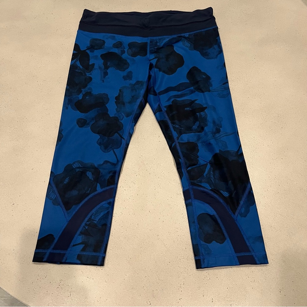 Lululemon Athletica Blue and Black Floral Patterned Leggings